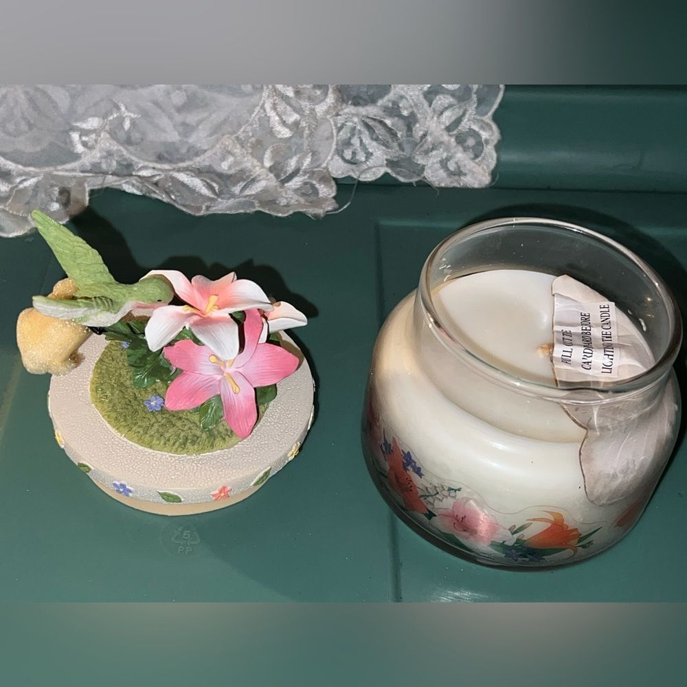 NIB VTG Jar Candle With ceramic Hummingbird & Lillies Figurine Top by Avon